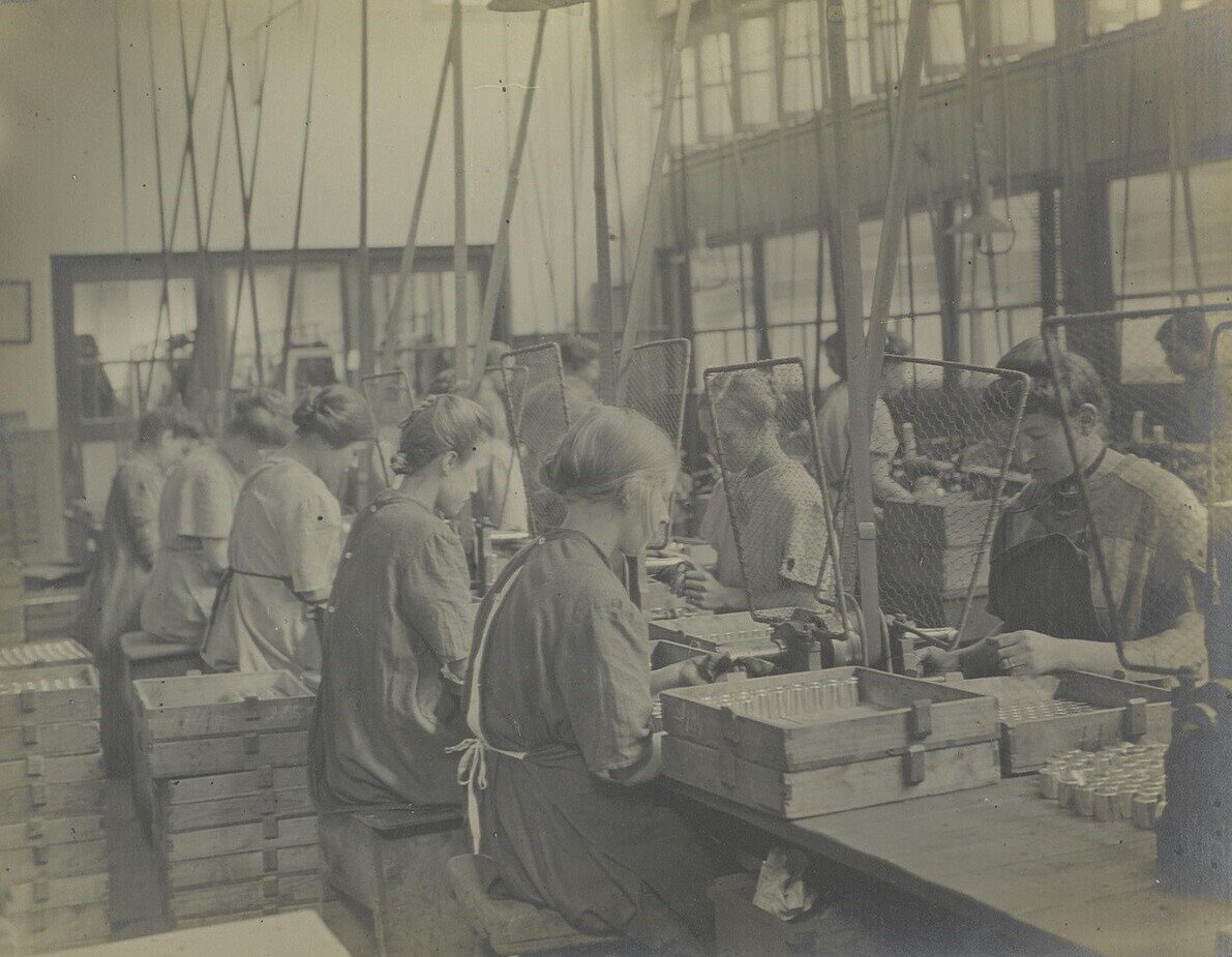 Deventer_Capsulefabriek_Polijsten_van_capsules_(5-8_duizend_per_dag_per_persoon,_Bestanddeelnr_256-1270_cropped